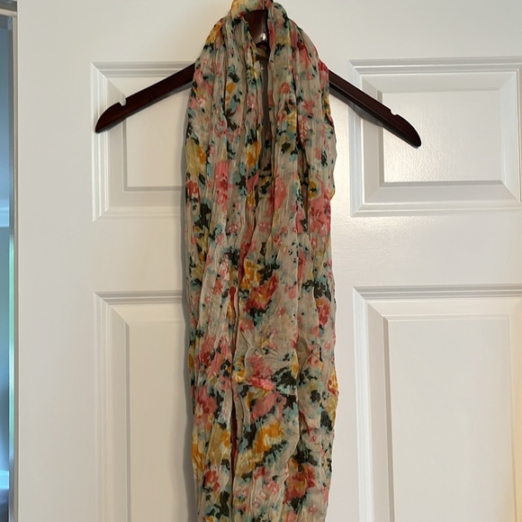 Women’s Beautiful Floral Infinity Wrap/Scarf - Picture 1 of 5